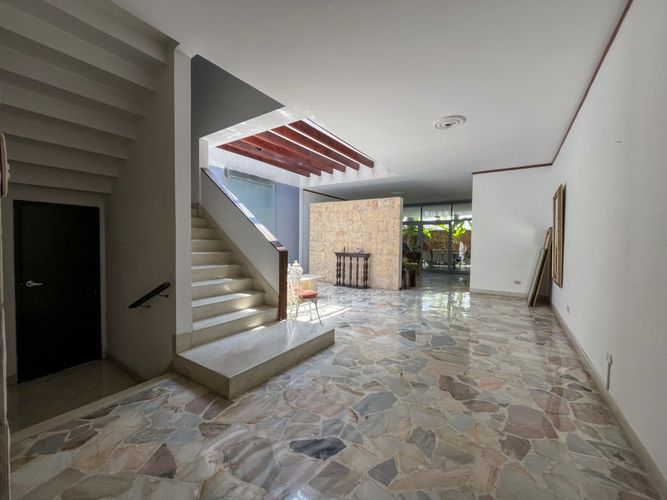Casa de 4 alcobas en venta en Santa Rita, Cali, 393 m² · foto 1 de 24