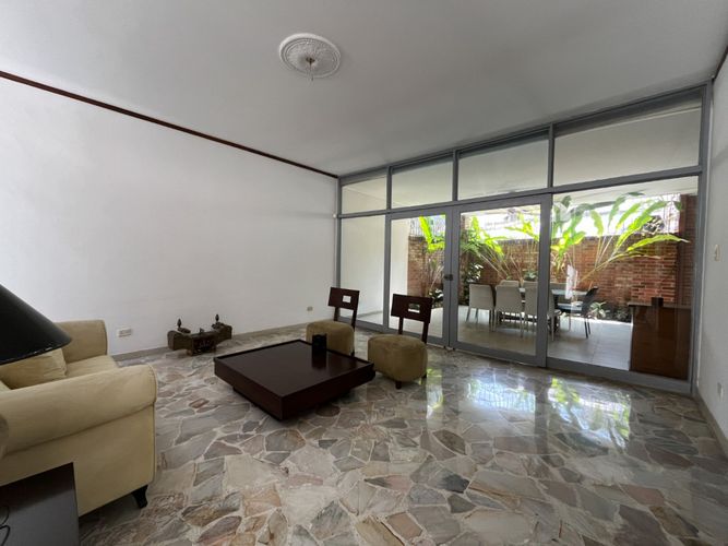 Casa de 4 alcobas en venta en Santa Rita, Cali, 393 m² · foto 2 de 24