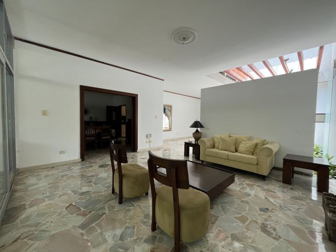 Casa de 4 alcobas en venta en Santa Rita, Cali, 393 m² · foto 3 de 24