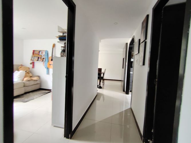Apartamento de 3 alcobas en venta en Altos De Guadalupe, Cali, 77 m² · foto 2 de 21