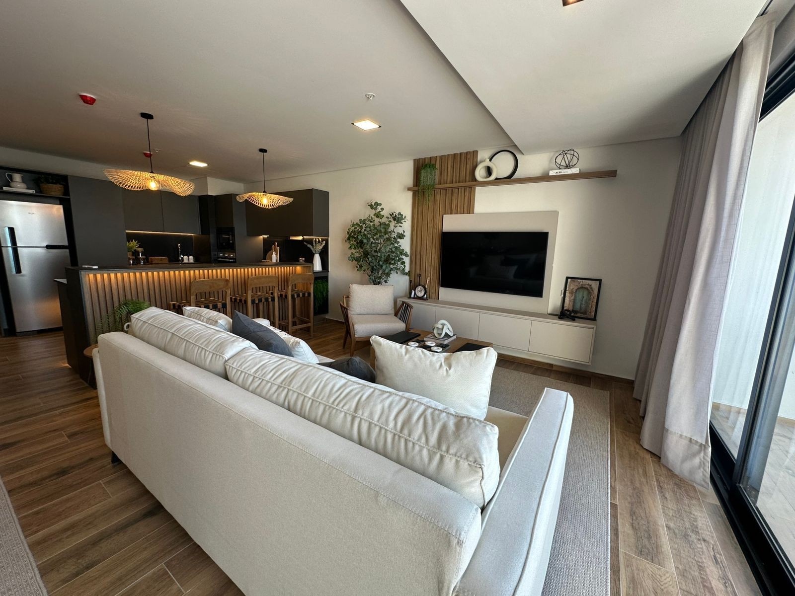 Exclusivo Departamento de Lujo con Vistas Panorámicas en Av. Molas López, a Pasos del Shopping del Sol, Barrio Las Lomas - 113m² de Puro Confort y Prestigio. — foto 3