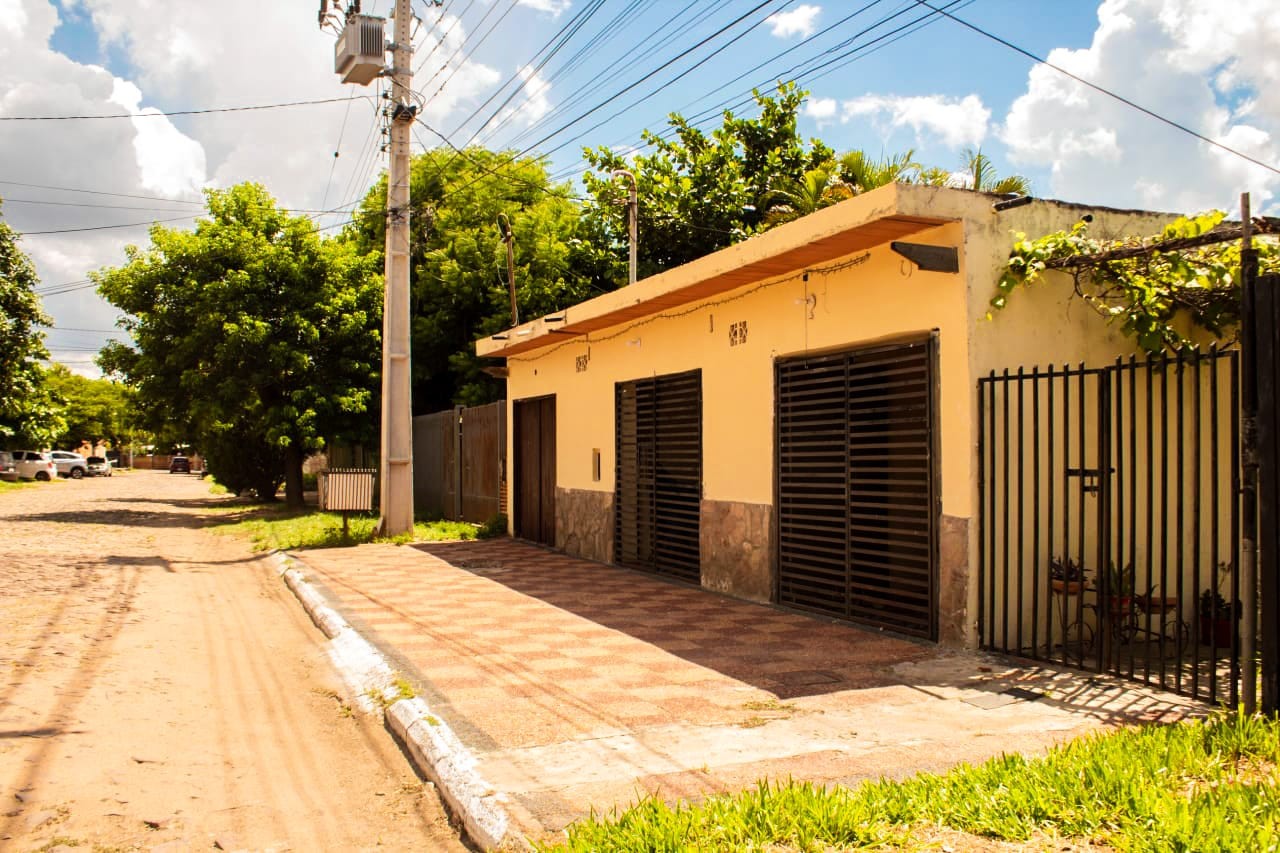En venta casa con salones comerciales - Loma Pyta - Asunción — foto 2