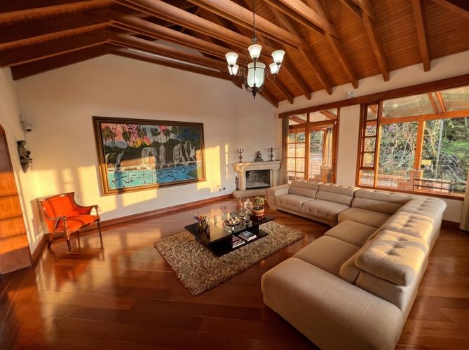 Casa de 7 alcobas en venta en San Jose De Bavaria, Bogotá, 1047 m² · foto 3 de 24
