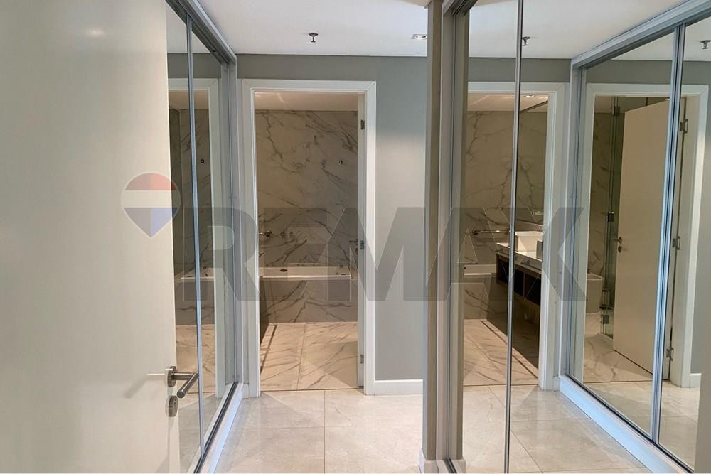 ALQUILER EXCLUSIVO: Departamento Amoblado de Lujo en Edificio Eminen, 3 Habitaciones en Suite. Confort, Privacidad y Lujo en una Experiencia Residencial Única. — foto 3
