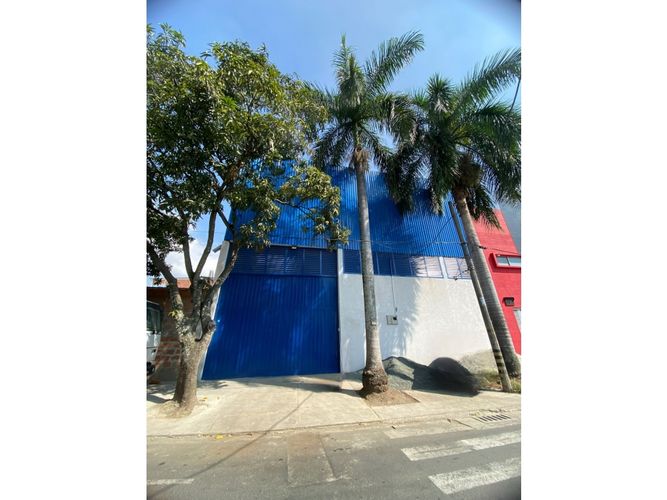 Bodega en venta en Troncal, Cali, 861 m² · foto 2 de 13