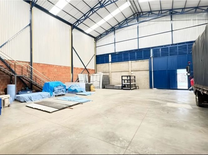 Bodega en venta en Troncal, Cali, 861 m² · foto 5 de 13