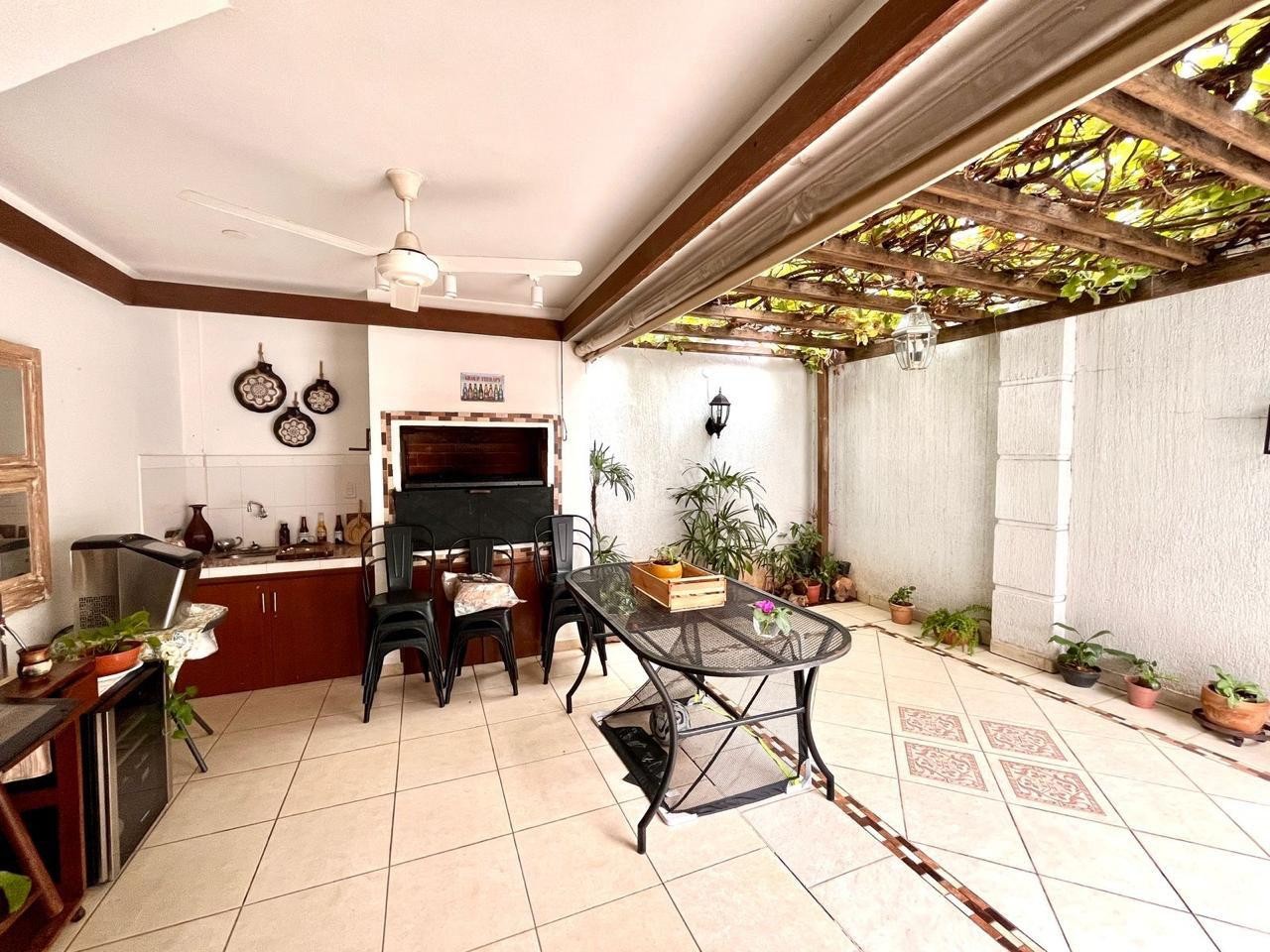 Vendo hermosa casa tipo Dúplex en el Barrio Madame Lynch, ubicada a dos cuadras de la Avenida Santísima Trinidad,  a 5 minutos del Eje Corporativo y principales Shoppings — foto 3