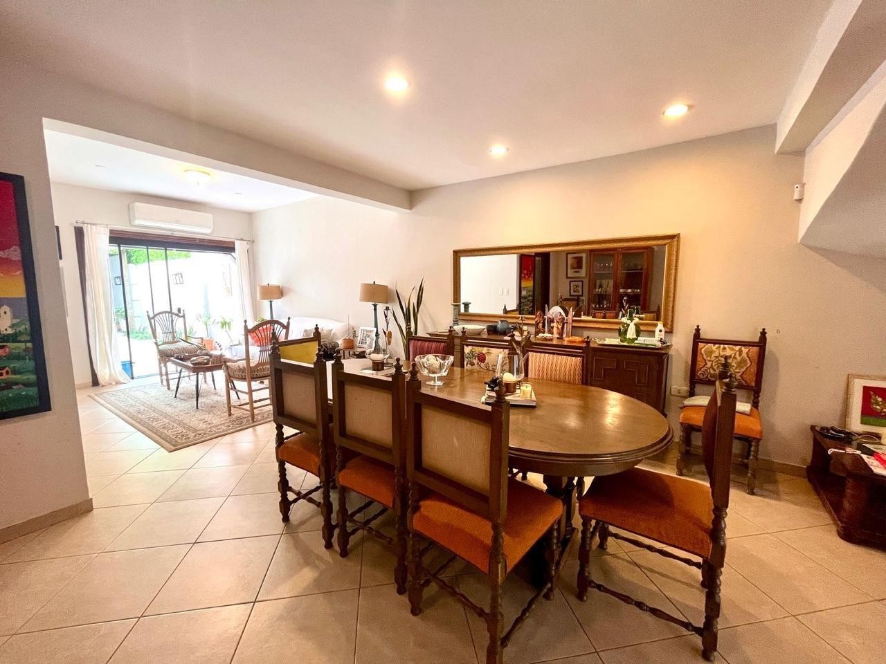 Vendo hermosa casa tipo Dúplex en el Barrio Madame Lynch, ubicada a dos cuadras de la Avenida Santísima Trinidad,  a 5 minutos del Eje Corporativo y principales Shoppings — foto 2