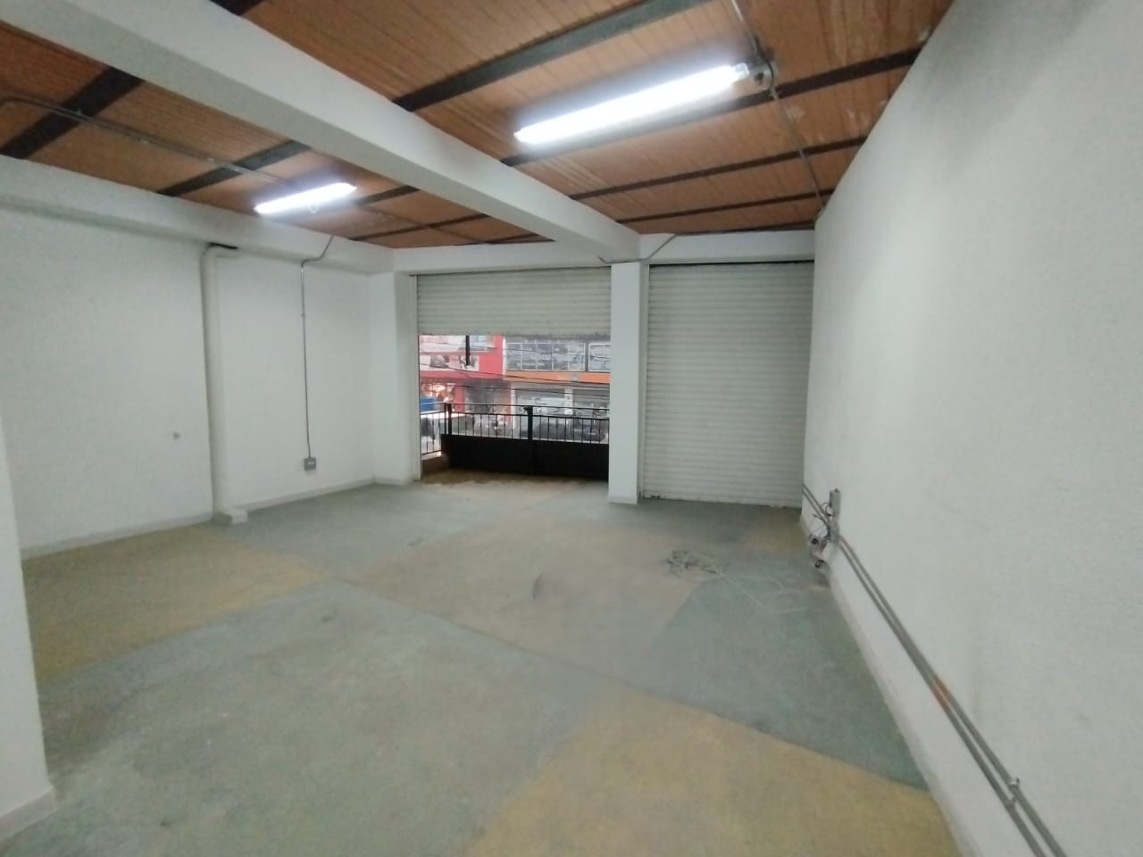 Retail space for rent in Manchester, Bello