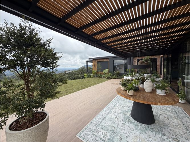 Casa de 3 alcobas en venta en San Miguel, La Ceja, 278 m² · foto 2 de 24