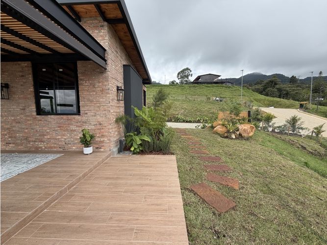 Casa de 3 alcobas en venta en San Miguel, La Ceja, 278 m² · foto 3 de 24
