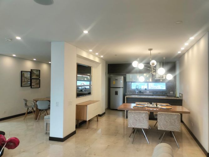 Apartamento de 2 alcobas en arriendo en El Poblado, Medellín, 145 m² · foto 3 de 17