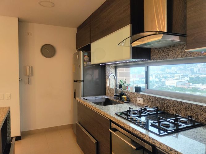Apartamento de 2 alcobas en arriendo en El Poblado, Medellín, 145 m² · foto 8 de 17