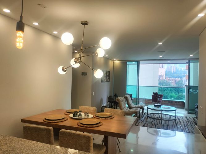 Apartamento de 2 alcobas en arriendo en El Poblado, Medellín, 145 m² · foto 2 de 17