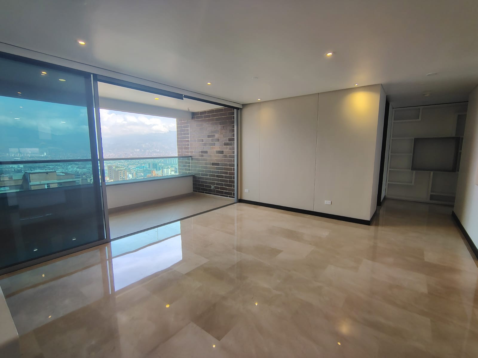 Apartamento en arriendo en El Poblado, Medellín · foto 2 de 19