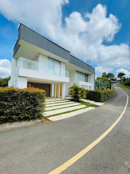 Casa de 5 alcobas en venta en Tribunas Corcega, Pereira, 427 m² · foto 2 de 24