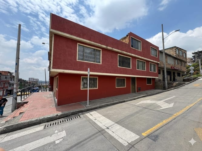 Casa de 8 alcobas en venta en Santa Librada, Bogotá, 315 m² · foto 2 de 3
