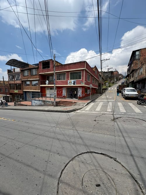 Casa de 8 alcobas en venta en Santa Librada, Bogotá, 315 m² · foto 3 de 3