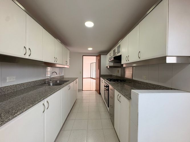 Apartamento de 3 alcobas en arriendo en El Poblado, Medellín, 142 m² · foto 5 de 18