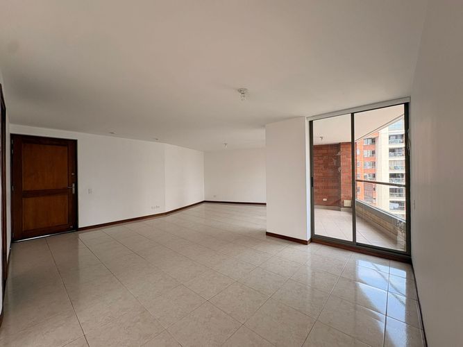 Apartamento de 3 alcobas en arriendo en El Poblado, Medellín, 142 m² · foto 2 de 18