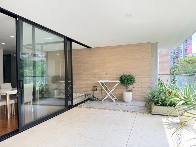 Apartamento de 3 alcobas en arriendo en El Poblado, Medellín, 198 m² · foto 18 de 19