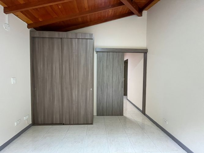 Casa de 4 alcobas en venta en Loma El Atravesado, Envigado, 250 m² · foto 9 de 20