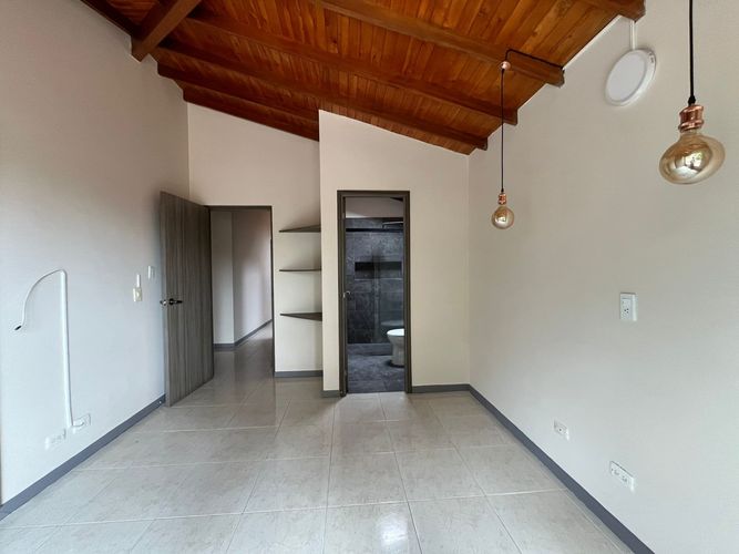 Casa de 4 alcobas en venta en Loma El Atravesado, Envigado, 250 m² · foto 13 de 20