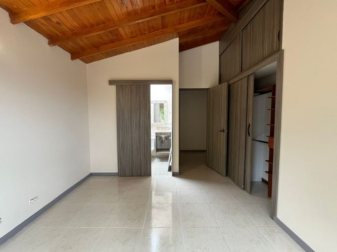 Casa de 4 alcobas en venta en Loma El Atravesado, Envigado, 250 m² · foto 10 de 20