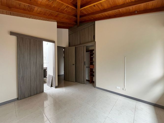 Casa de 4 alcobas en venta en Loma El Atravesado, Envigado, 250 m² · foto 11 de 20