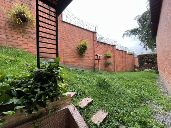 Casa de 4 alcobas en venta en Loma El Atravesado, Envigado, 250 m² · foto 19 de 20