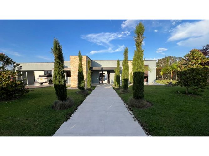 Casa de 5 alcobas en venta en El Carmen de Viboral, 918 m² · foto 2 de 24