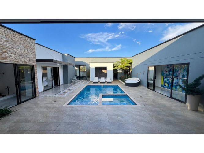 Casa de 5 alcobas en venta en El Carmen de Viboral, 918 m² · foto 3 de 24