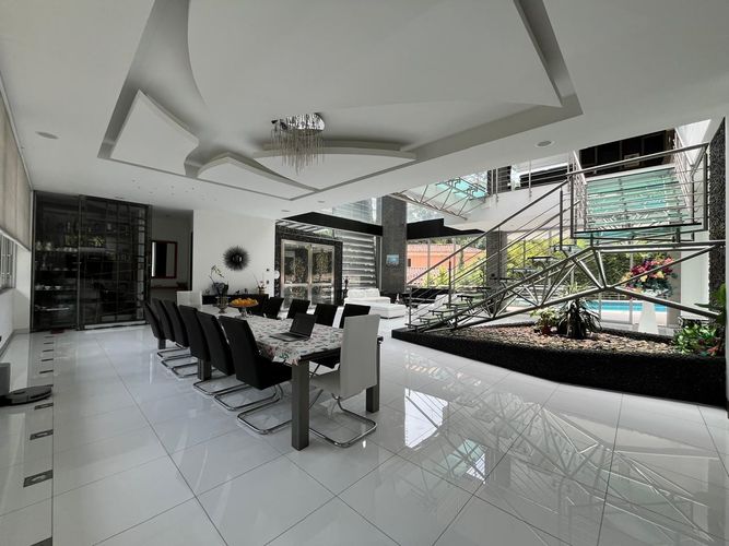 Casa de 5 alcobas en venta en El Poblado, Medellín, 960 m² · foto 3 de 20