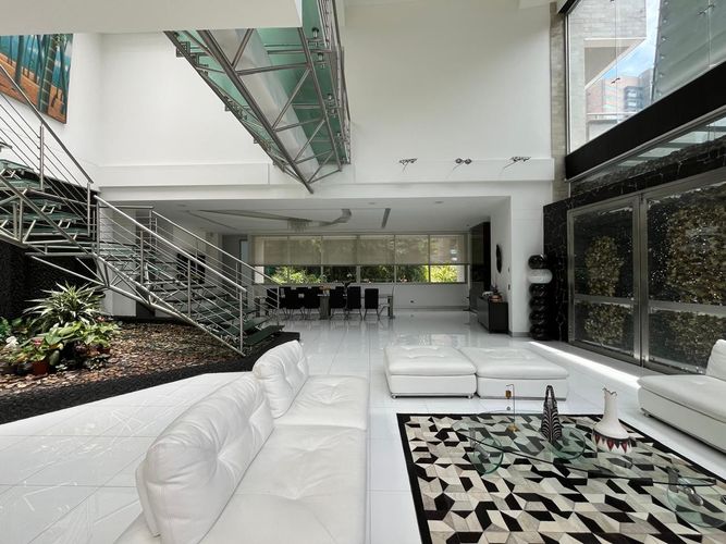 Casa de 5 alcobas en venta en El Poblado, Medellín, 960 m² · foto 2 de 20