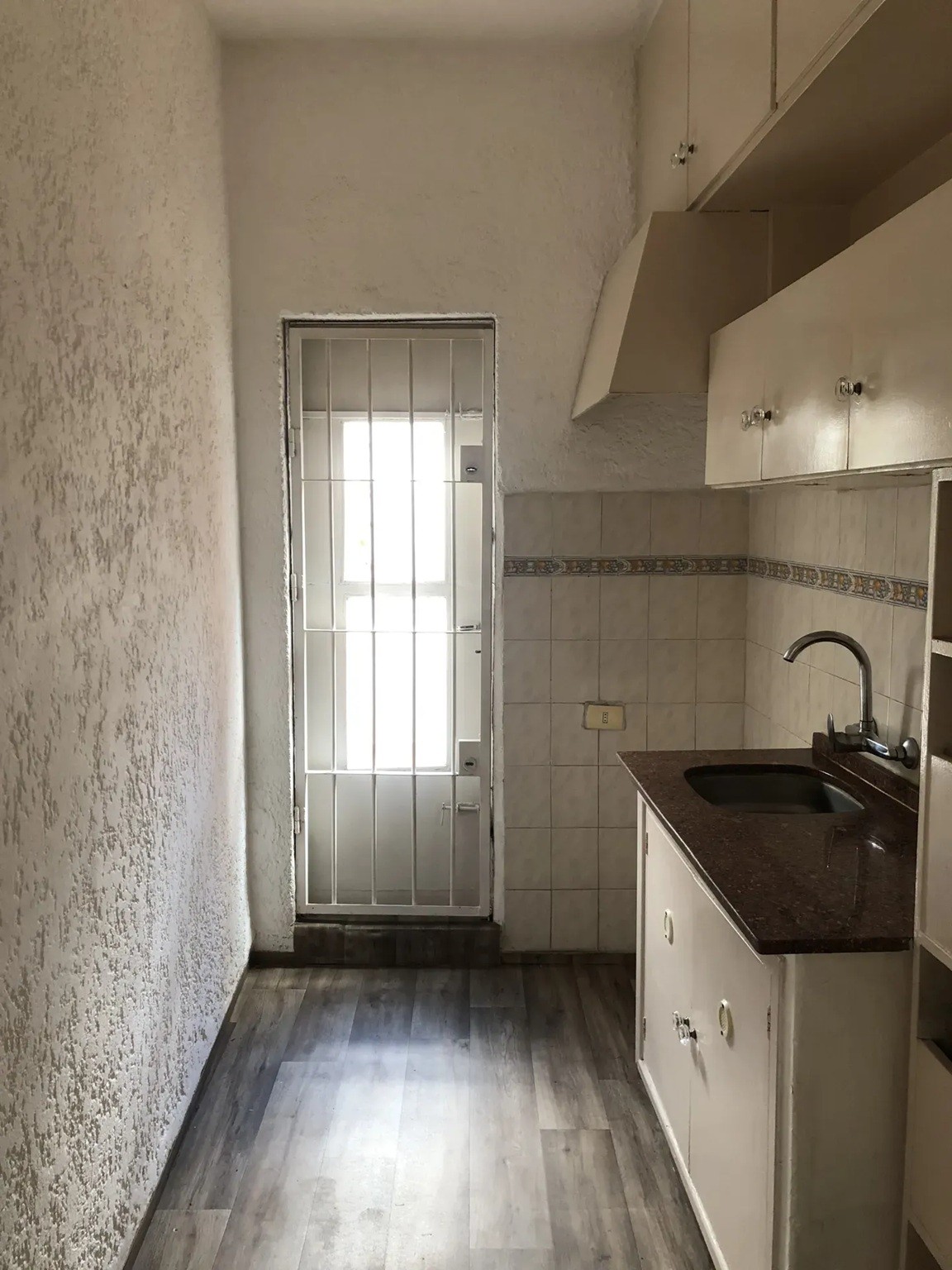 ALQUILER EN LA BLANQUEADA DE 1 DORMITORIO, PLANTA BAJA, PATIO CON PARRILLERO, GASTOS COMUNES BAJOS · Foto 4