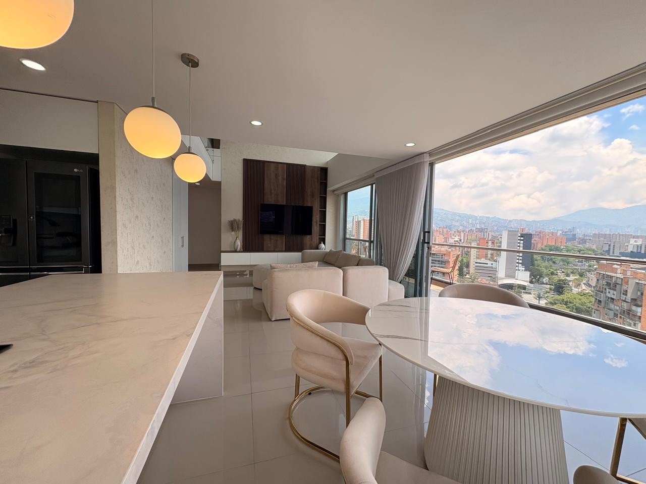 Apartamento en arriendo en El Poblado, Medellín · foto 2 de 20