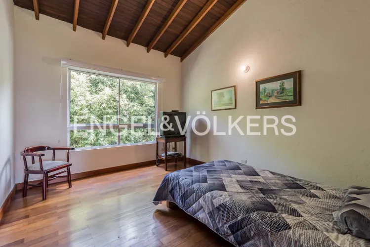 Casa de 4 alcobas en venta en Loma Del Escobero, Envigado, 330 m² · foto 16 de 24