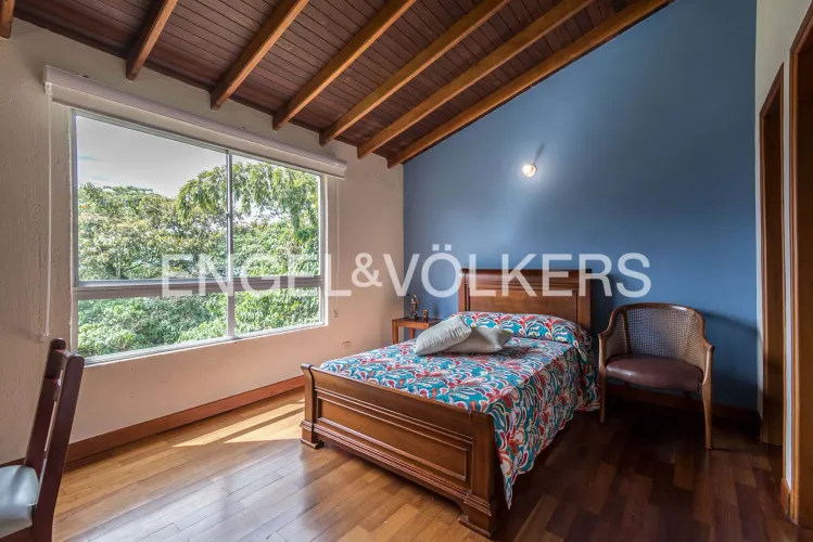 Casa de 4 alcobas en venta en Loma Del Escobero, Envigado, 330 m² · foto 14 de 24