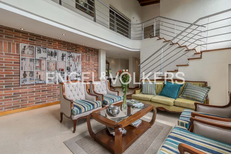 Casa de 4 alcobas en venta en Loma Del Escobero, Envigado, 330 m² · foto 3 de 24