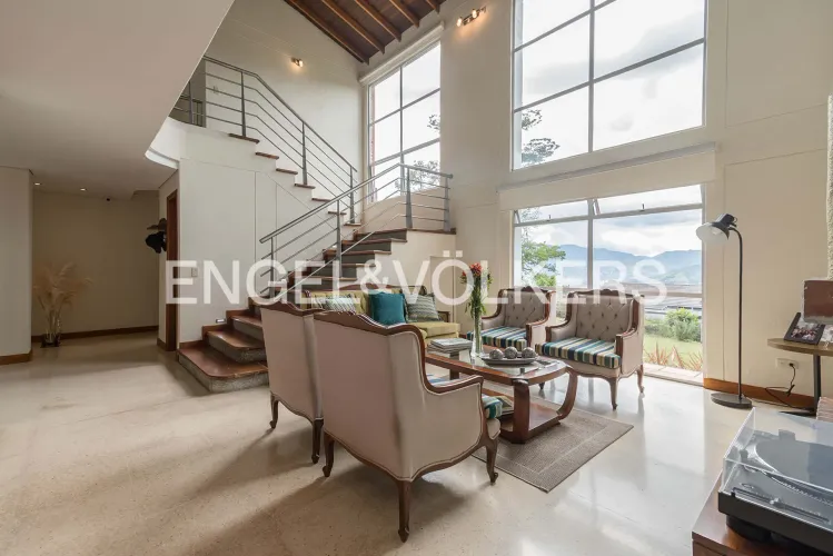 Casa de 4 alcobas en venta en Loma Del Escobero, Envigado, 330 m² · foto 2 de 24