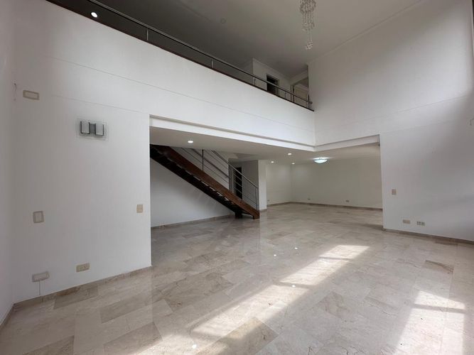 Apartamento de 3 alcobas en venta en Los Naranjos, Medellín, 276 m² · foto 2 de 17