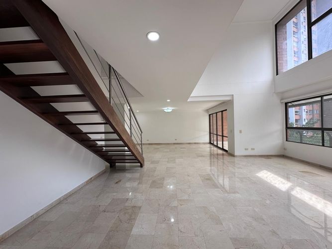 Apartamento de 3 alcobas en venta en Los Naranjos, Medellín, 276 m² · foto 3 de 17