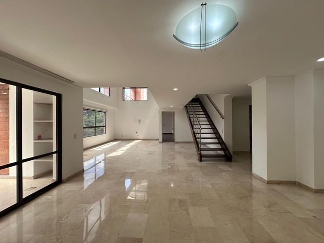 Apartamento de 3 alcobas en venta en Los Naranjos, Medellín, 276 m² · foto 4 de 17