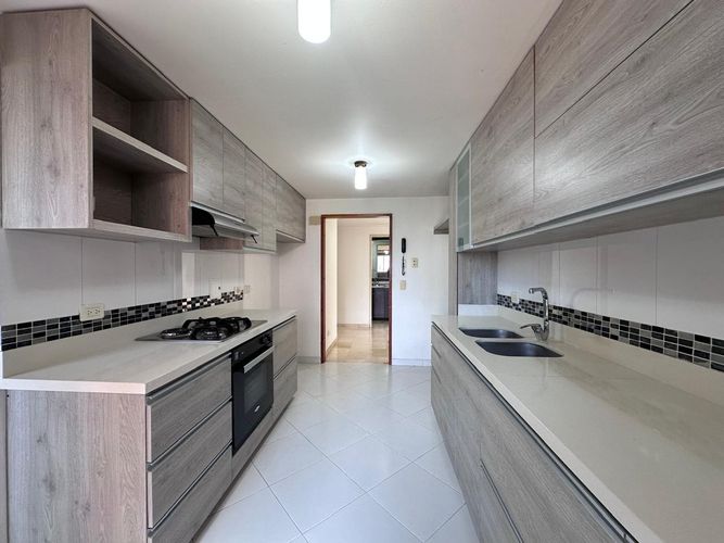 Apartamento de 3 alcobas en venta en Los Naranjos, Medellín, 276 m² · foto 5 de 17