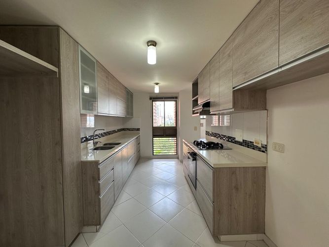 Apartamento de 3 alcobas en venta en Los Naranjos, Medellín, 276 m² · foto 6 de 17