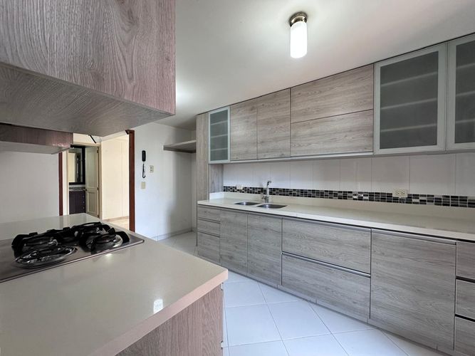 Apartamento de 3 alcobas en venta en Los Naranjos, Medellín, 276 m² · foto 7 de 17