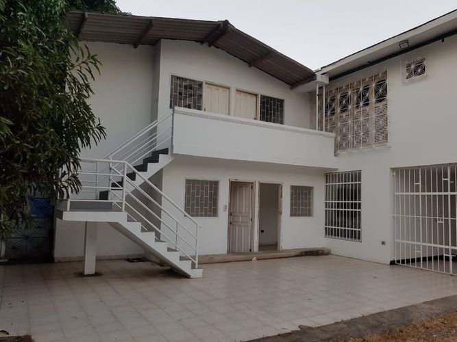 Casa de 6 alcobas en arriendo en Manga, Cartagena, 885 m² · foto 2 de 12