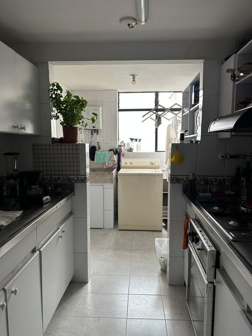 Apartamento de 4 alcobas en venta en El Castillo, Medellín, 135 m² · foto 3 de 11