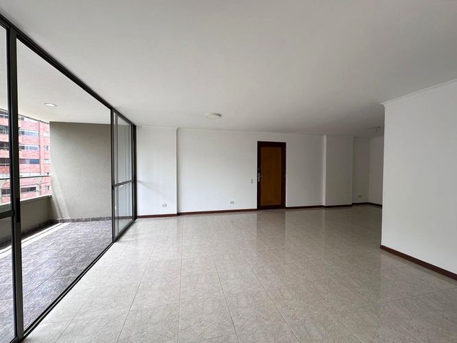 Apartamento de 3 alcobas en arriendo en El Poblado, Medellín, 135 m² · foto 3 de 20