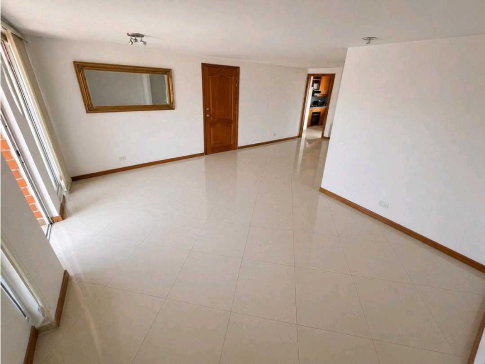 Apartamento en arriendo en Laureles, Medellín · foto 4 de 24